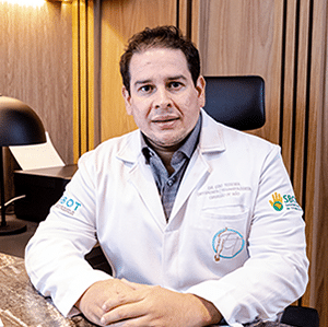 Dr Eric Teixeira - um dos médicos especializados em ortopedia da Clínica Ortovita
