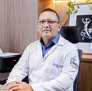 Dr. Fabio Morya - um dos médicos especializados em ortopedia da Clínica Ortovita