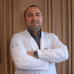 Dr. Milton Alencar - um dos médicos especializados em ortopedia da Clínica Ortovita